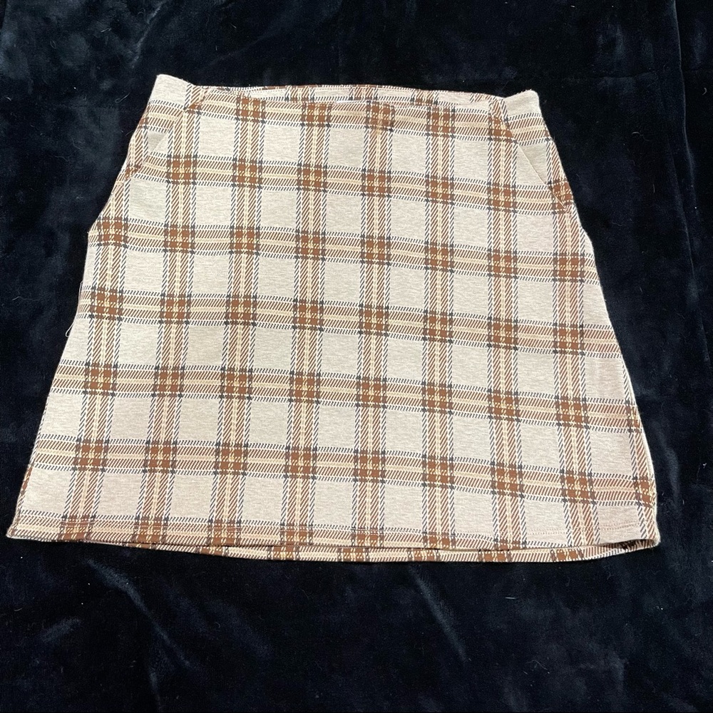 Cute plaid skirt with pockets!